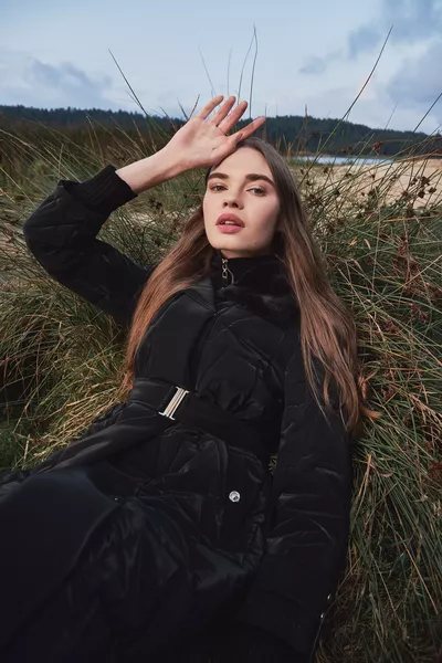 معطف مبطن أسود بتفاصيل ياقة فرو سوداء وحزام 