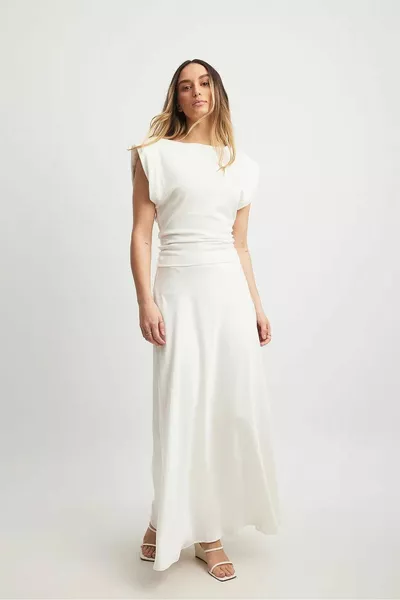 تنورة ساتان طويلة