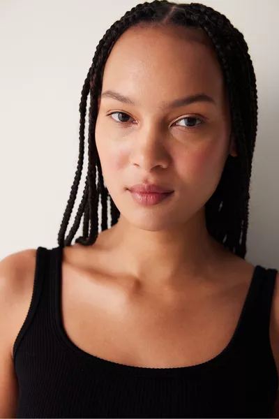 Черна горна част с безшевно квадратно деколте