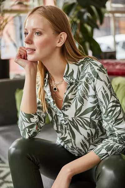 Damenhemd aus gewebtem Viskose mit grünen Palmenmuster und Manschetten 