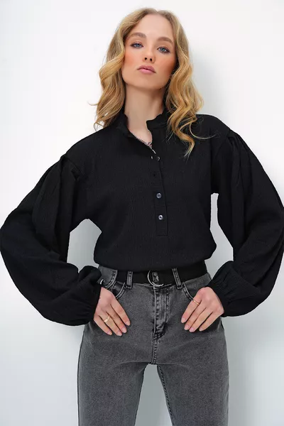 Damen Schwarze Bluse mit Richterkragen, vorderseitigen Knöpfen, Ballonärmeln und strukturiertem Stoff 