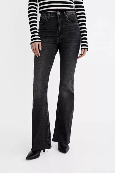 Slim Fit Jeans mit spanischem Bein