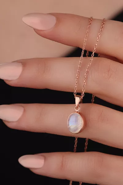 قلادة فضية بحجر القمر الطبيعي قلادة حجر القمر البسيطة