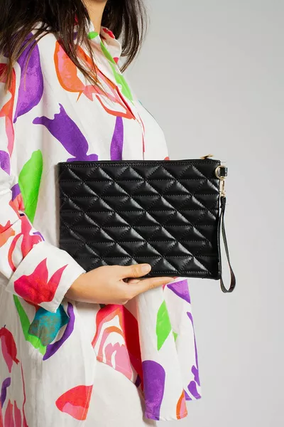 Клатч-сумка с черным треугольным узором