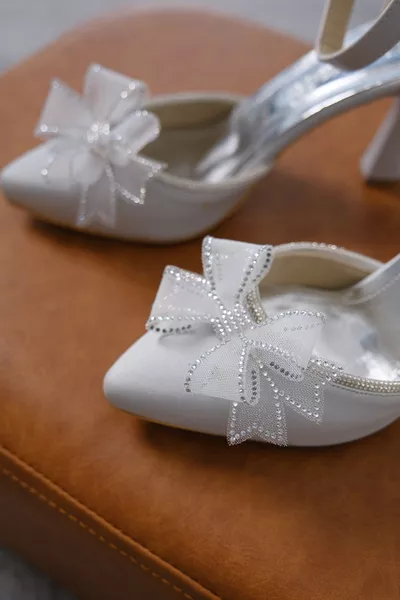 حذاء سهرة نسائي أنيق بكعب عالي، من الساتان الرمادي، مزين بالأحجار وشريط من التول، موديل 