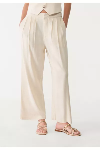 Plain slippers with metal details