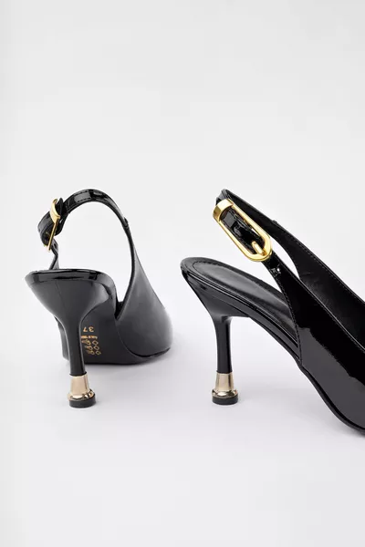 حذاء ستيلتو نسائي أنيق بكعب عالي مدبب وبتوكة باللون الأسود اللامع