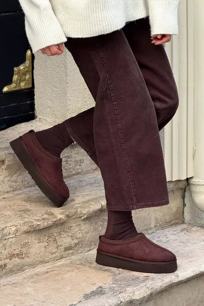 حذاء منزلي سابو بنعل مسطح من الجلد السويدي وحشوة داخلية من الفرو من كافيه سويت