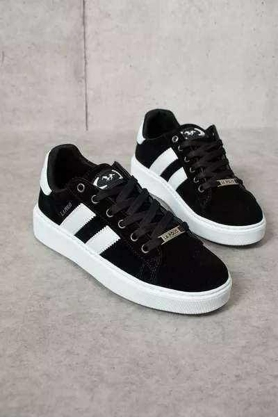 حذاء رياضي نسائي يومي  اللون أسود بنعل أبيض ورباط