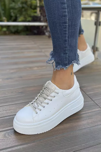 حذاء رياضي نسائي أبيض مرصع بالأحجار