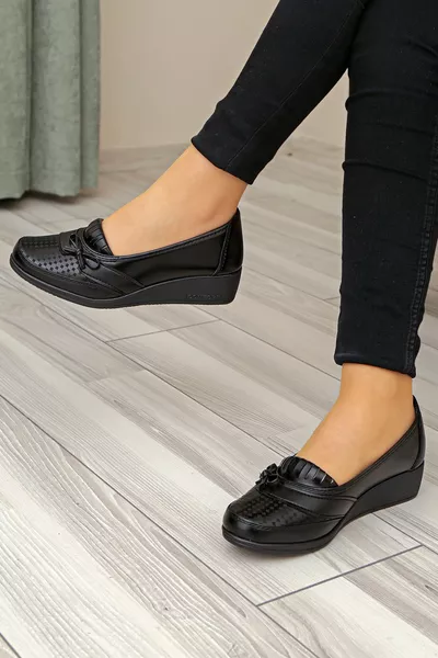 Orthopädischer Damenschuh mit weichem Fußbett