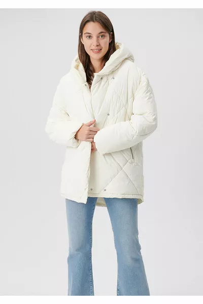 Пухено бяло яке с качулка и капитониран дизайн 