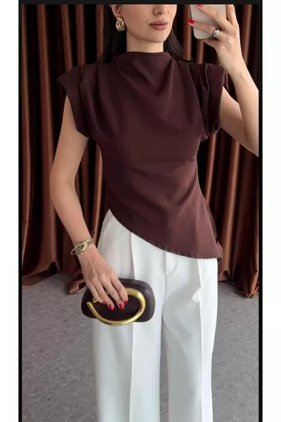 بلوزة بأكتاف مبطنة وفتحة أمامية بسحاب وقصة غير متماثلة