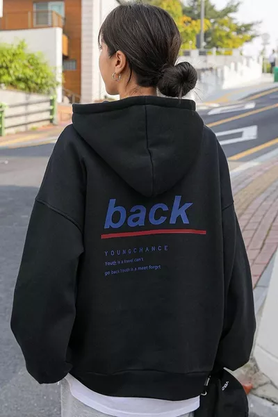 سويت شيرت بغطاء رأس للجنسين باللون الأسود مع طبعة أمامية وخلفية