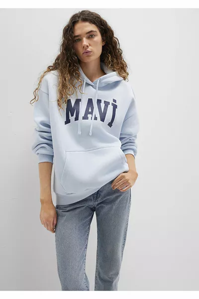 سويت شيرت بغطاء رأس مطبوع عليه الشعار 