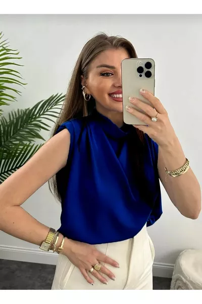 بلوزة نسائية بياقة منسدلة وكتفين مبطنتين وقصة فضفاضة