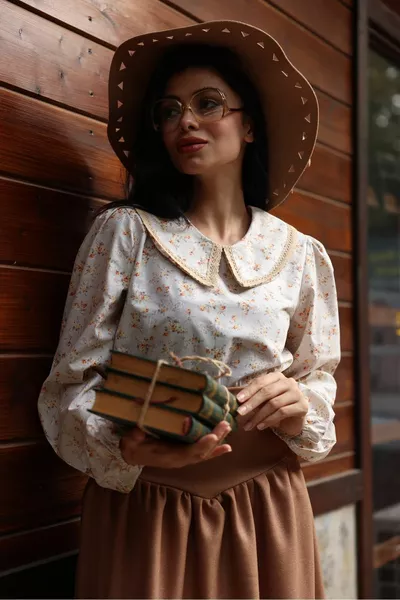 بلوزة بوبلين عتيقة بنقشة الزهور وياقة طفولية ودانتيل باللون الكريم-القهوة