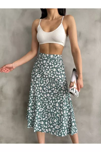 تنورة بتفاصيل فتحة وخطوط زهرية