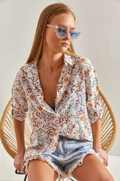 Damesblouse met opgerolde mouwen en bloemenprint 