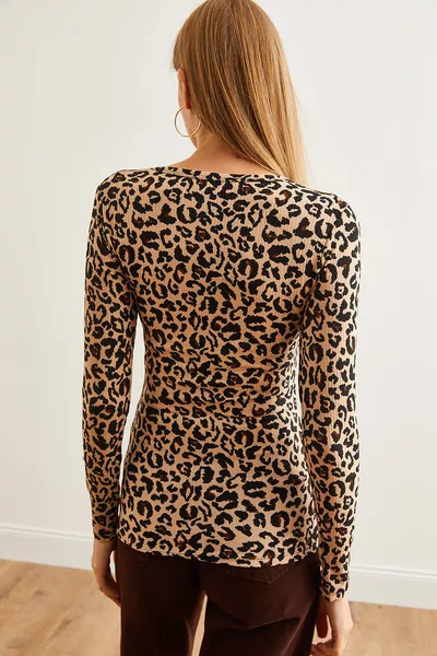 Женская блузка с коротким рукавом из рифленого трикотажа леопардового бежевого цвета 