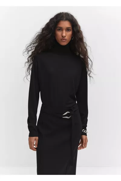 Thin knitted turtleneck sweater