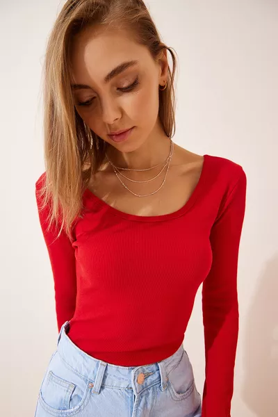 Дамска червена Блуза с U-образно деколте и релефна плетка 