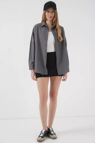 قميص نسائي رمادي سادة واسع الطول أساسي 