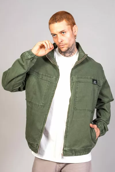سترة بومبر رجالية من الجينز بحجم كبير ولون زيتي مع سحّاب وغسل مصمم