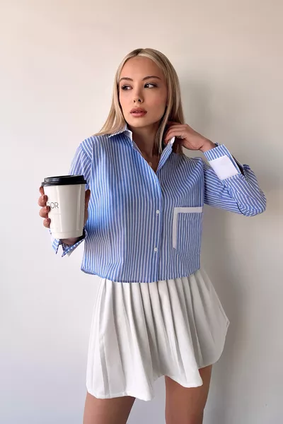 قميص نسائي منسوج بتصميم خاص مخطط، بأساور وأكمام زرقاء وبيضاء وجيوب مزينة، موديل 