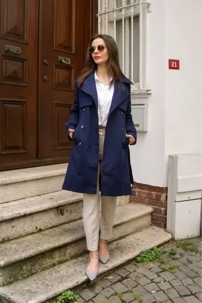 معطف نسائي ترينش كوت كحلي من قماش جابرادين قطني ٪ بطول متوسط ( سم) مبطن ومزود بحزام 