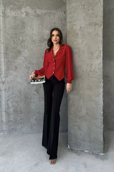 Damesblouse met knoopdetails en chiffonmouwen