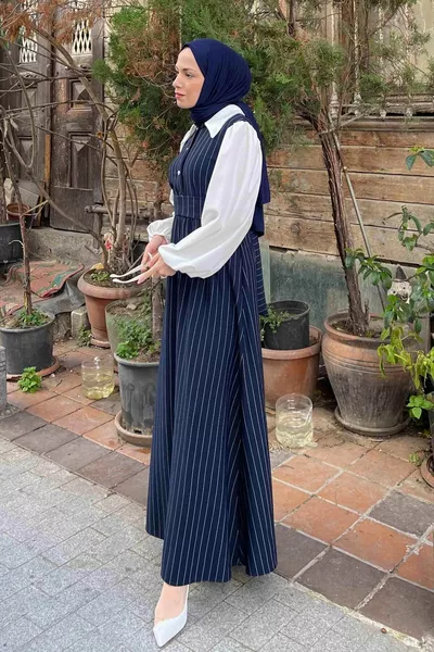 Abito con dettagli a righe e bordo blu scuro