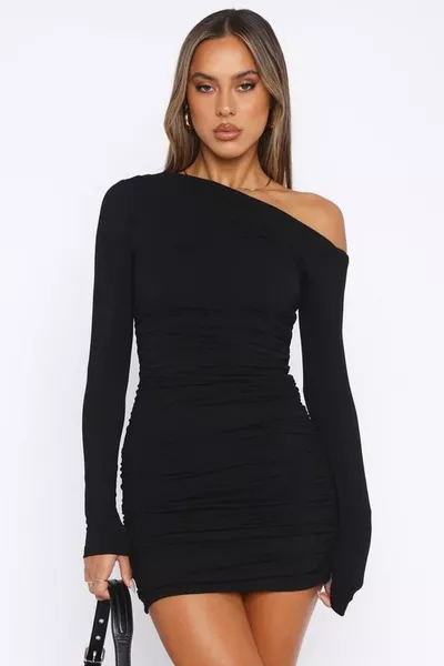 فستان أسود طويل بأكمام طويلة مع فتحة عند الكتف وتجميعات 