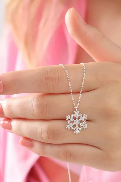 قلادة بتلات الثلج بحجر أبيض وسلسلة من الفضة عيار 