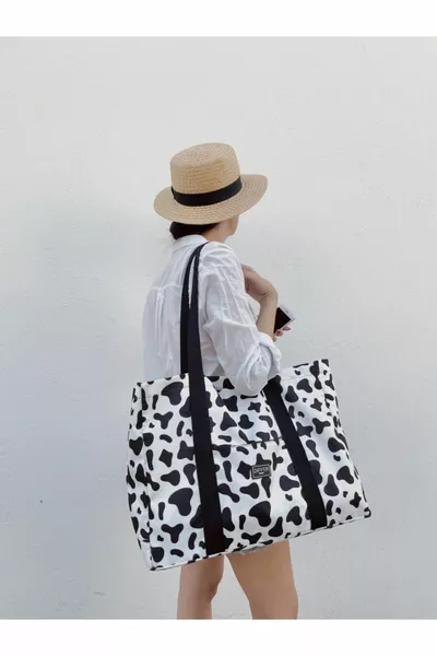 حقيبة شاطئ/يد/كتف/رياضة متعددة الاستخدامات سوداء مقاومة للماء بنقشة بقرة وبجيب داخلي