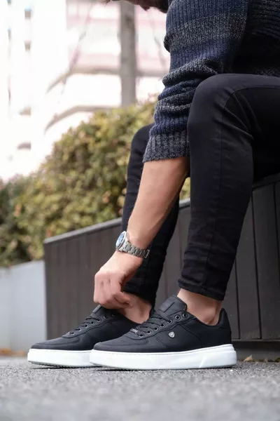 Schwarze Weiße Herren Sneaker mit dicker Sohle für den Alltag
