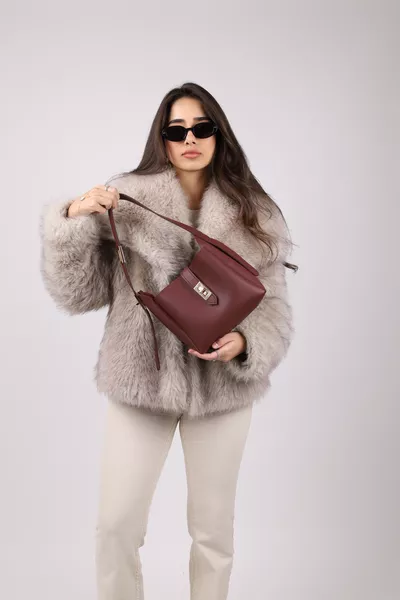 Borsa da donna con spallacci regolabili, dettagli in bordo oro e chiusura a lucchetto, da portare a mano, a spalla o a tracolla