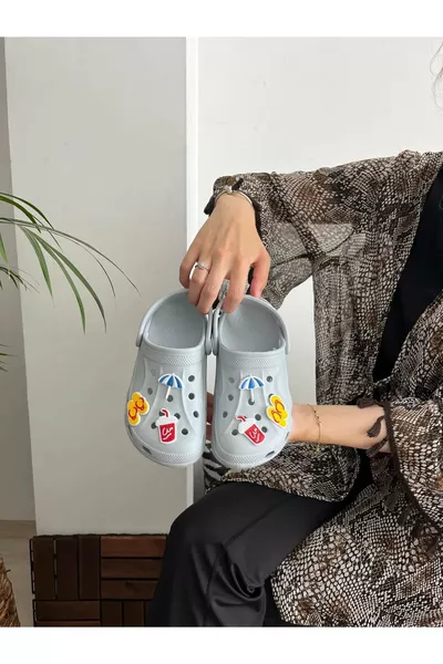 صندل حذاء يومي مغلق من الأمام للأطفال، للبنات والبنين، مع 6 قطع جِبِيتز كهدية مزخرفة للاستخدام في الحديقة أو المسبح