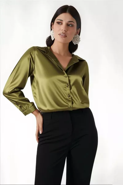 قميص نسائي بلون أخضر زيتوني فاتح، بتصميم انسيابي وساتان سطحه ناعم 