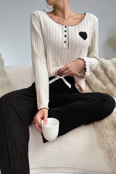 طقم بيجامة أسود من القطن مطرز بتفاصيل قلب