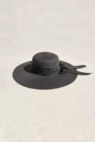 قبعة سوداء من القش مع فيونكة