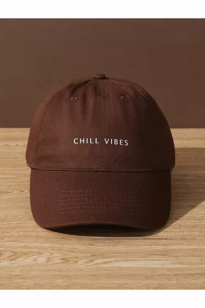 قبعة كلاسيكية بنمط Unisex بني مطبوع عليها Chıll Vıbes، قابلة للتعديل مع شريط لاصق