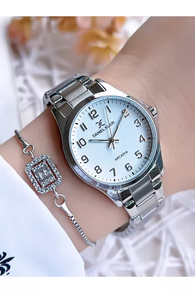 ساعة يد نسائية فضية اللون بسوار فولاذي وأرقام مقاومة للماء حتى  متر