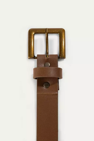 حزام جلد بني بمشبك مربع ذهبي