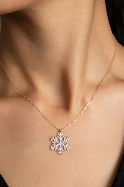 قلادة على شكل ندفة ثلج للنساء مطلية بالذهب الوردي عيار  قيراط ومرصعة بأحجار الزركون