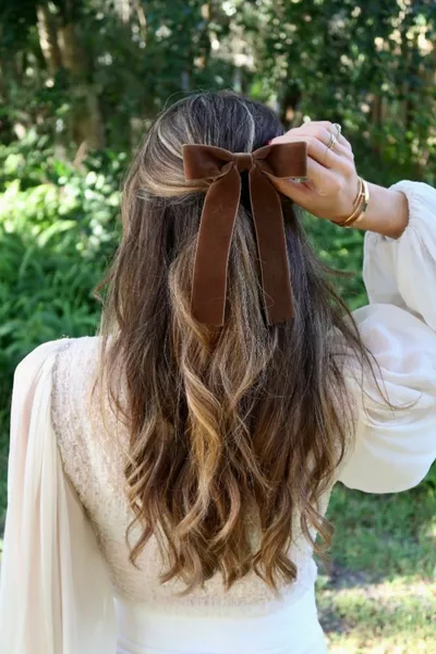 مشبك أوتوماتيكي للنساء بنمط فيونكة من المخمل