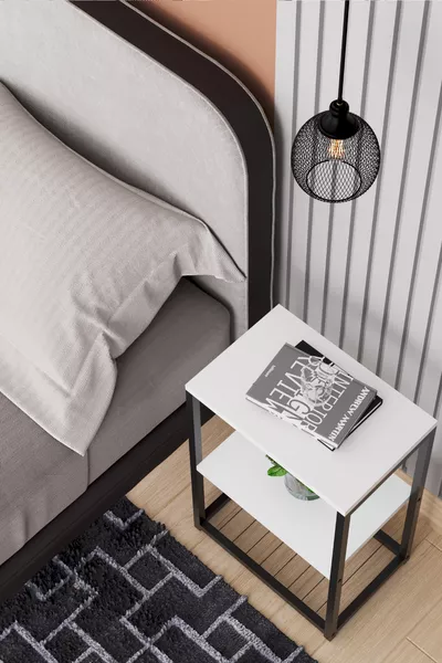 Decoratief nachtkastje met metalen poten en houten plank