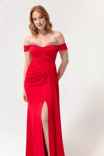 Дамска дълга вечерна рокля с червена яка с каменна опашка
