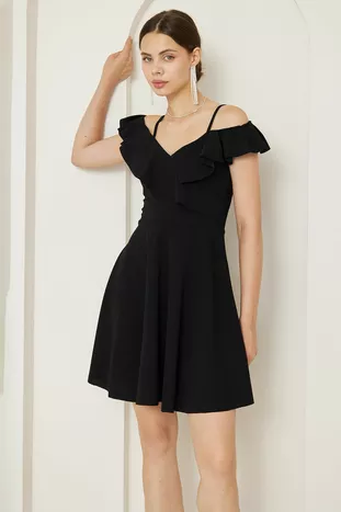 Esnek Krep Kumaş Yakası Volan Detaylı Ince Askılı Kiloş Siyah Abiye Elbise Gece Elbisesi 
