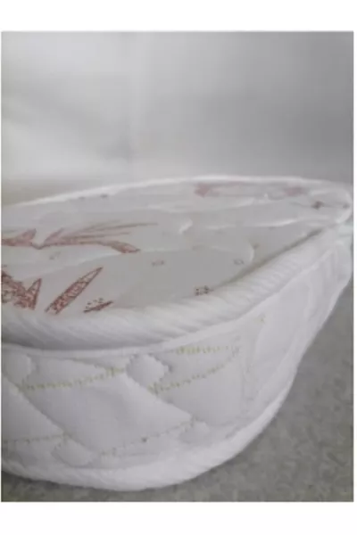 سرير البيبي المستدير من الخيزران بجانب الأم